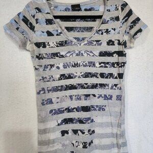 Buckle DAYTRIP Vtg Y2K Top Fairycore Whimsical Goth Tee Size L Gray Blue V-Neck